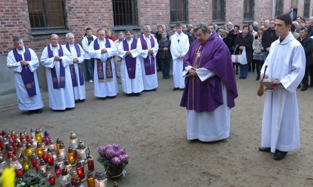 Zaduszki w byłym KL Auschwitz