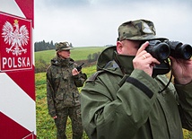 Chorąży Janusz Tomaszewski i kapral Aleksandra Fundanicz sprawdzają granicę w okolicy miejscowości Lutowiska 