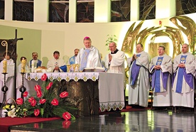  Na początku Mszy św. bp Szlachetka przekazał zgromadzonym w świątyni słowa pozdrowienia, błogosławieństwa i zapewnienie o modlitwie od abp. Sławoja Leszka Głódzia