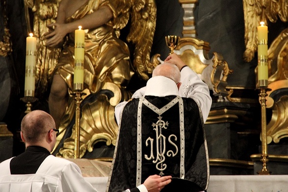 O. Petroniusz Powęzka OFM celebruje Mszę Requiem za prymasów