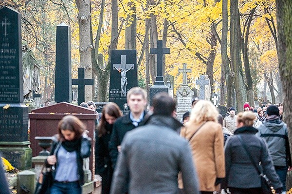  Dzięki zbiórce co roku udaje się odnowić kilka zabytkowych nagrobków na cmentarzu 