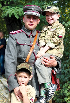 W legionowym mundurze Krzysztof Neścior z synami
