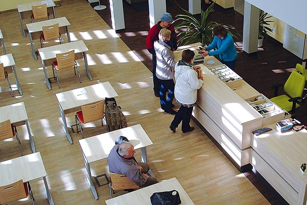   Przestronne pomieszczenie biblioteki i czytelni