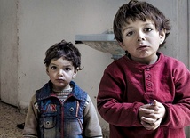 Dwoje z pięciorga dzieci rodziny Khaled. Ich mama zginęła w bombardowaniu rodzinnej wioski k. Aleppo. Ojciec chory na raka uciekł z nimi do Jordanii, gdzie żyje dzięki pomocy Caritas