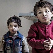 Dwoje z pięciorga dzieci rodziny Khaled. Ich mama zginęła w bombardowaniu rodzinnej wioski k. Aleppo. Ojciec chory na raka uciekł z nimi do Jordanii, gdzie żyje dzięki pomocy Caritas