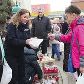  – Ludzie chętnie kupują znicze u nas, bo chcą, żeby ich pieniądze poszły na szczytny cel. Wrzucają też datki do skrzynki – powiedziała wolontariuszka Aneta Stonoga