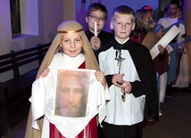 Nie wystarczyło przygotować stroju na Orszak Świętych w parafii św. Faustyny w Słupsku. Życiorys świętego musiała poznać cała rodzina 
