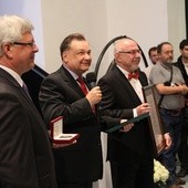 Adam Struzik (w środku) przekazał dyrekcji „Elektrowni” okolicznościowy medal „Pro Masovia” oraz dyplom