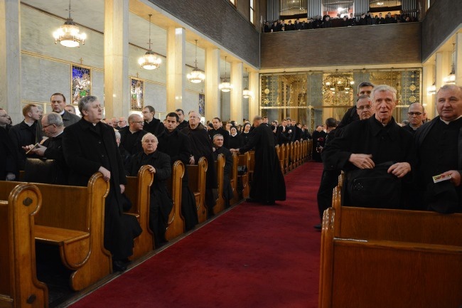 Procesyjne przeniesienie trumny bp. Nathana