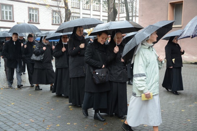 Procesyjne przeniesienie trumny bp. Nathana