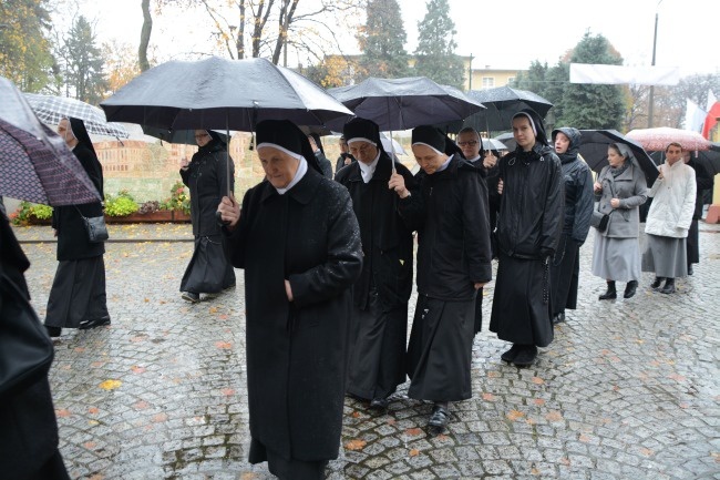 Procesyjne przeniesienie trumny bp. Nathana