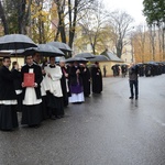 Procesyjne przeniesienie trumny bp. Nathana