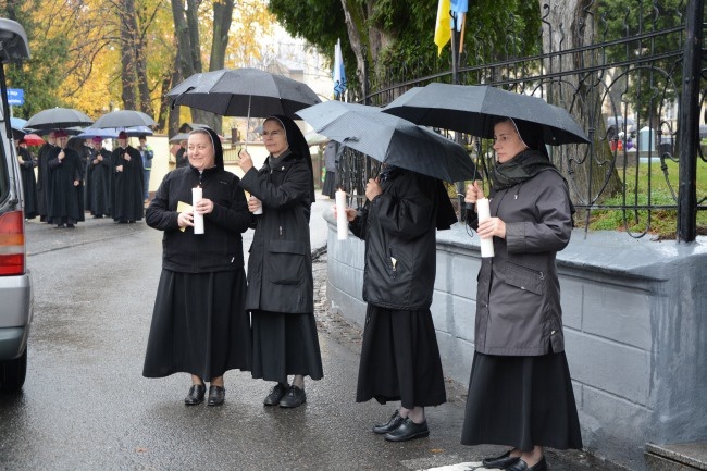 Procesyjne przeniesienie trumny bp. Nathana