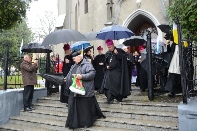 Procesyjne przeniesienie trumny bp. Nathana