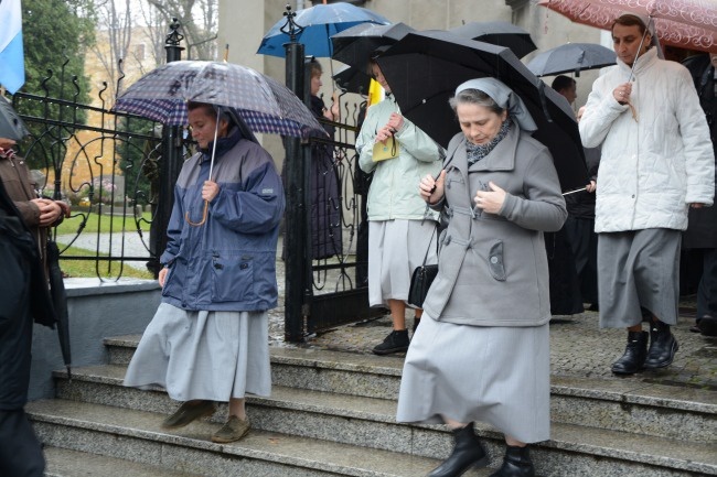 Procesyjne przeniesienie trumny bp. Nathana