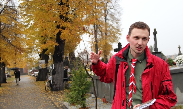 Piotr Zakrzewski zorganizował przechadzkę po cmentarzu katedralnym