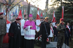 Bp Roman Pindel i bp Paweł Anweiler na cmentarzu wojskowym podczas Apelu Poległych 