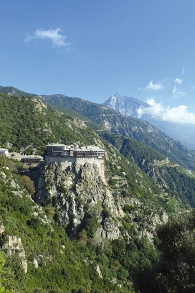 Nieziemski widok na klasztor Simonos Petras, w tle góra Athos 