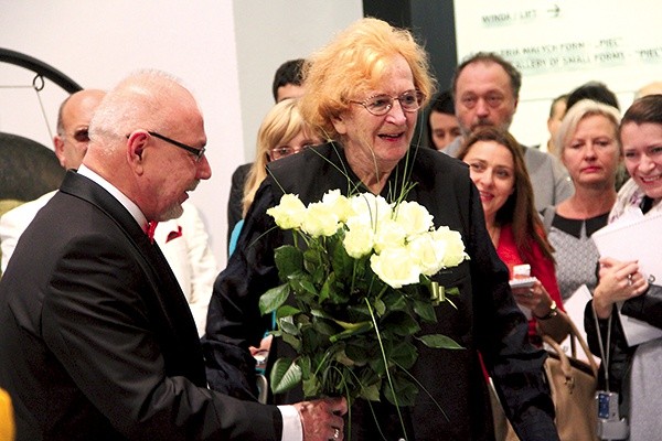 Dr Bożena Kowalska otrzymała statuetkę „Za wiatr w żagle Elektrowni”. Z lewej Zbigniew Belowski