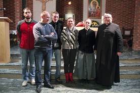  Organizatorzy IV Cecyliady na spotkaniu przygotowawczym. Od prawej:  ks. proboszcz Adam Kalina, s. Małgorzata Miliszewska, Anna Mocarska, Wojciech Mocarski, Dariusz Mocarski i Mariusz Wesołowski 