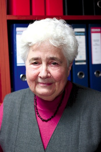 Elżbieta Krawiec w uczelnianym archiwum 