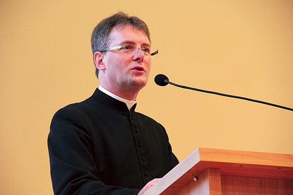 Powyżej: – Poprzednie spotkanie dotyczyło sprawowania Mszy św., udziału świeckich i ich zaangażowania – powiedział ks. prof. Kazimierz Dullak