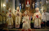 Stoją od lewej: abp Stanisław Nowak, metropolita częstochowski, abp Zygmunt Zimowski i abp Józef Kowalczyk
