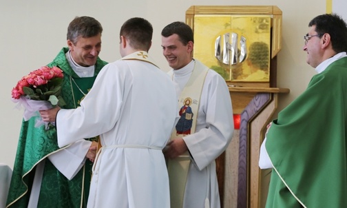 Bp Roman Pindel w Hałcnowie spotkał się z neoprezbiterami