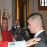 Bp Roman Marcinkowski udziela bierzmowania w kościele w Pleckiej Dąbrowie