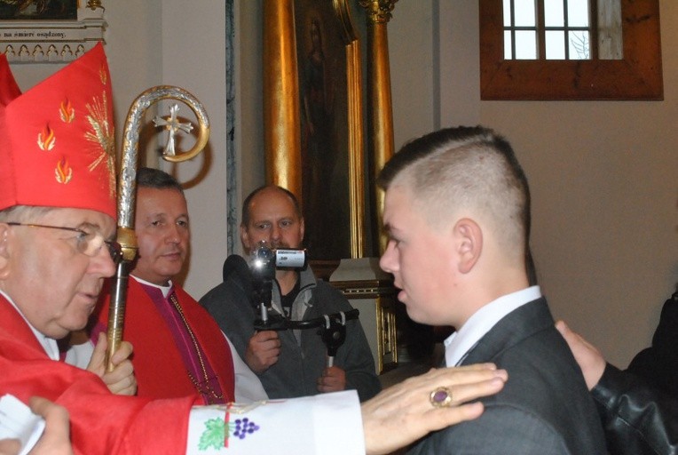 Bp Roman Marcinkowski udziela bierzmowania w kościele w Pleckiej Dąbrowie