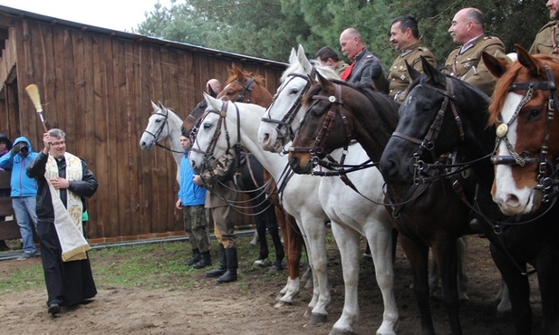 Konie i jeźdźców poświęcił proboszcz ks. Ireneusz Kosecki
