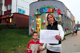 Anna Dudek (na zdjęciu z pięcioletnim synem Kubą) czeka na podpisy  w kwiaciarni Galeria u Sąsiadek na osiedlu Paderewskiego w Katowicach