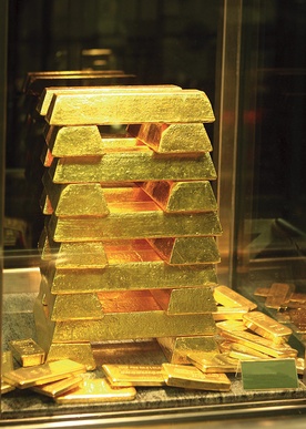 Kilkanaście lat temu 40 proc. rezerw szwajcarskiego banku centralnego stanowiło złoto. Obecnie udział złota w rezerwach banku zmalał do ok. 10 proc.
