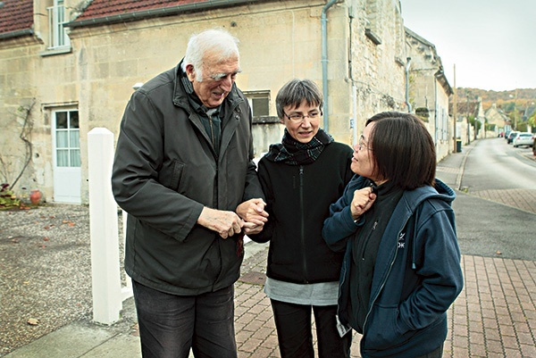 Jean Vanier  przed swoim domem 