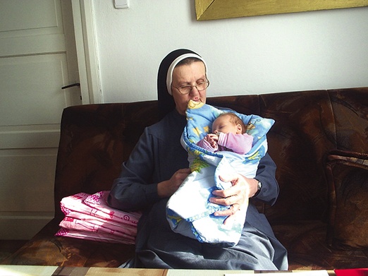  Siostry pomagają kobietom w pierwszych dniach po porodzie