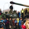  Na lubińskich błoniach zaparkował ciężki sprzęt wojskowy. Największą popularnością cieszyły się czołgi