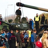  Na lubińskich błoniach zaparkował ciężki sprzęt wojskowy. Największą popularnością cieszyły się czołgi
