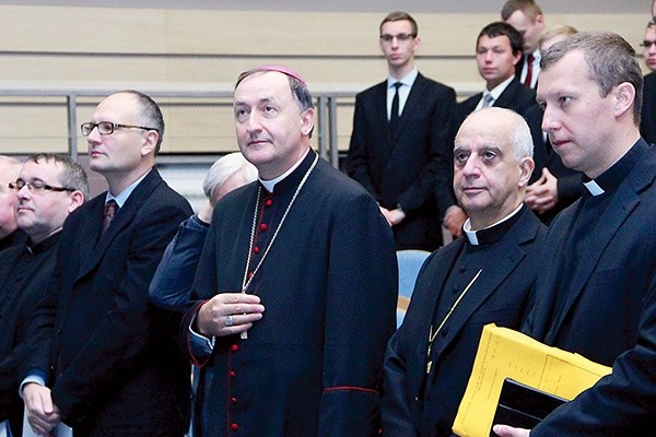  Gościem specjalnym dwudniowej teologicznej konferencji  był abp Rino Fisichella (obok bp Andrzeja Jeża)