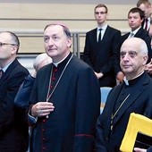  Gościem specjalnym dwudniowej teologicznej konferencji  był abp Rino Fisichella (obok bp Andrzeja Jeża)