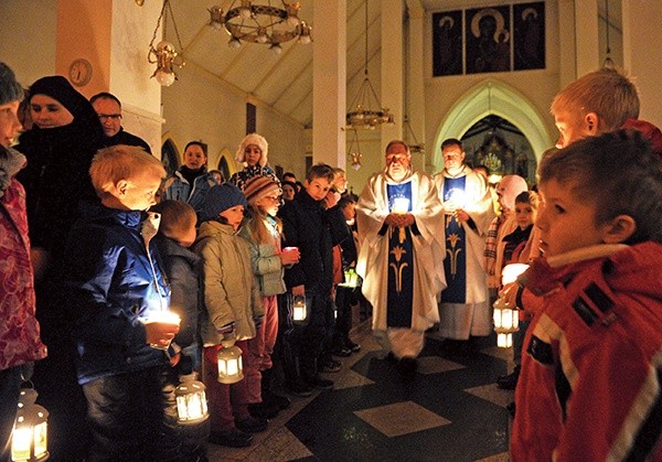 W parafii Matki Bożej Częstochowskiej Roraty odbywają się  od poniedziałku do soboty o godz. 6.30