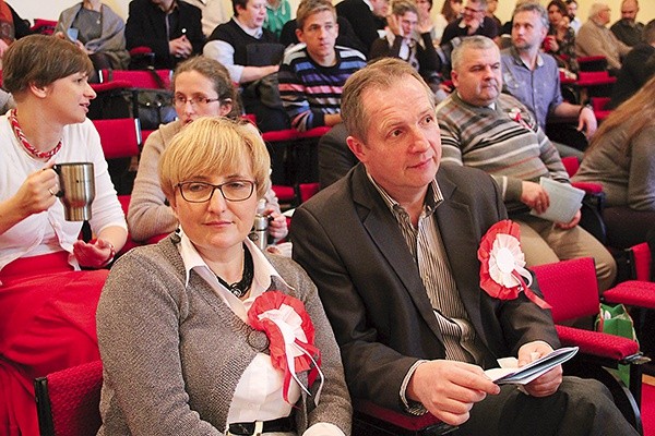 Tematyka wyzwolenia człowieka ze zniewoleń korespondowała z datą spotkania – Narodowym Świętem Niepodległości, co pielgrzymi podkreślali patriotycznymi akcentami ubioru