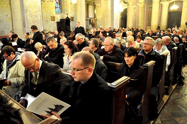   – Normy prawne przyjęte na synodzie, choćby te dotyczące nowej ewangelizacji, liturgii, podatków, porządkują naszą diecezjalną rzeczywistość. Niewątpliwie porządek w tych kwestiach służy dobru wiernych; przecież naczelną rolą przepisów prawa jest przyczynianie się do zbawienia człowieka – mówi ks. prof. Jan Krajczyński