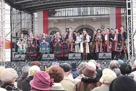  Okazuje się, że wspólne śpiewanie pieśni patriotycznych może wspaniale łączyć