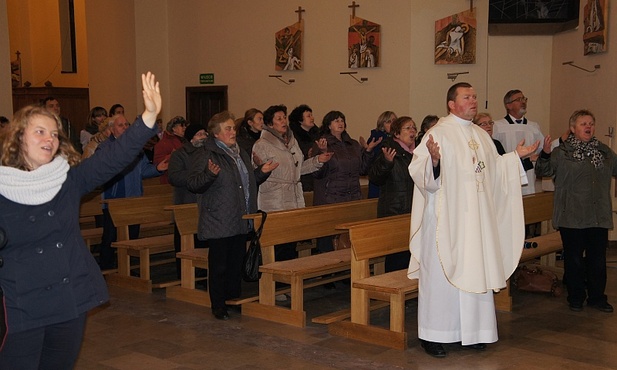 Podczas nabożeństwa był czas na uwielbienie Boga