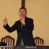 Paweł Bębenek poprowadził warsztaty liturgiczno-muzyczne w salezjańskim ośrodku w Kutnie - Woźniakowie