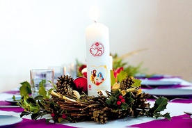  Tegoroczne świece przypominają o jubileuszu 25-lecia Caritas Archidiecezji Wrocławskiej 