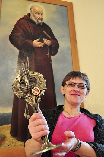 Siostry Służki Maryi Niepokalanej z relikwiami swego założyciela bł. o. Honorata Koźmińskiego