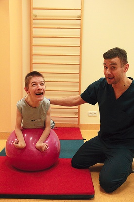Dziewiętnastoletni Dominik, chory na porażenie mózgowe, podczas rehabilitacji prowadzonej przez Kamila Górala