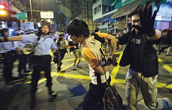 25 listopada studenci po raz kolejny domagali się wprowadzenia w Hongkongu demokratycznych wyborów władz. Po raz kolejny demonstracja została rozpędzona przez siły porządkowe