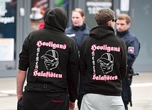Członkowie organizacji HoGeSa – Chuligani przeciwko salafitom podczas antyislamskiej demonstracji w Hanowerze 15 listopada br.
